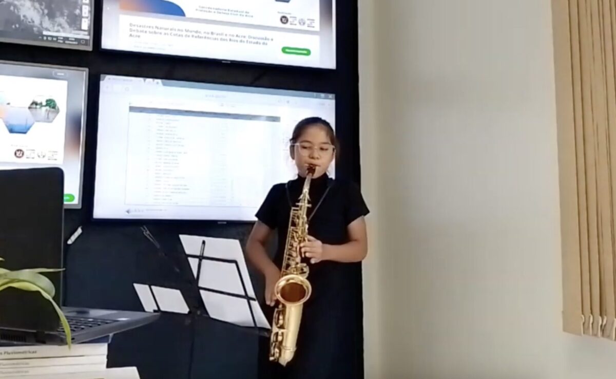 Estudante de 13 anos passa em vestibular da Ufam e toca mais de 10 instrumentos