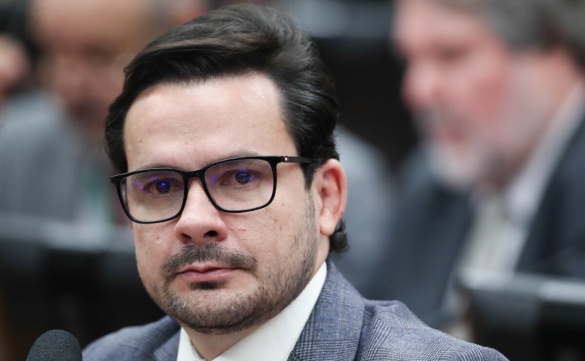 Alberto Neto cobra solução do governo à greve nas universidades federais