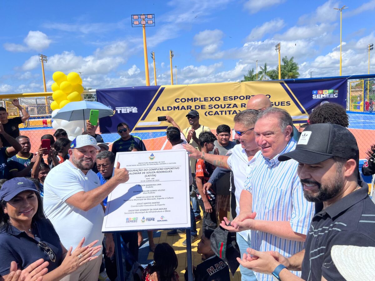 Atila Lins e prefeito Nicson entregam estádio e quadras esportivas em Tefé