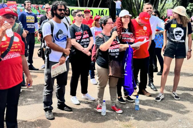 Professores federais mantêm greve após nova negociação com o governo