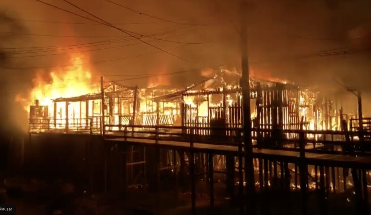 Incêndio destrói 13 casas e deixa um criança morta