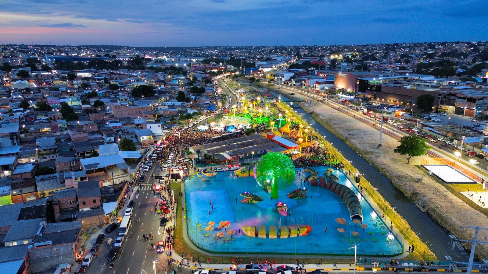 O prefeito David Almeida faz balanço das obras de seu mandato, destacando novos parques e projetos culturais que transformaram a cidade