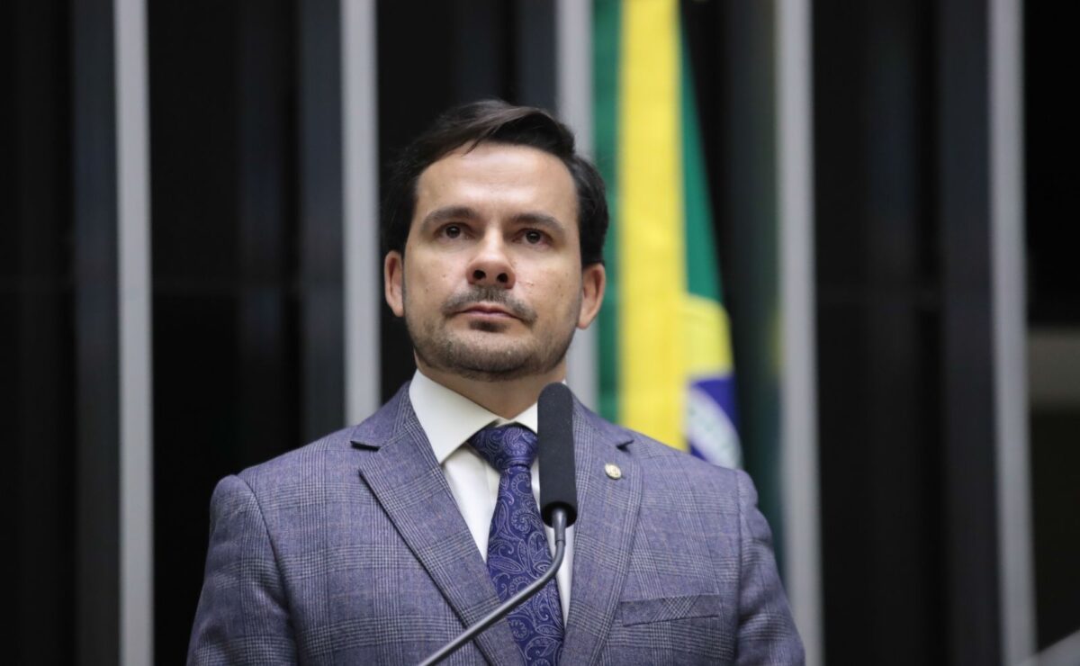 Deficiência visual: Senado aprova projeto de Alberto Neto de cores da bengala longa
