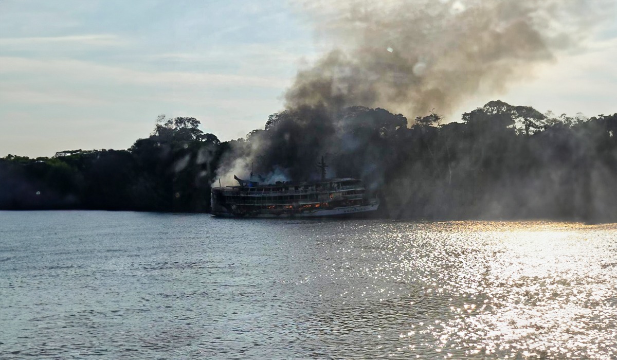 Três mortos, 16 desaparecidos e 40 feridos em incêndio em barco