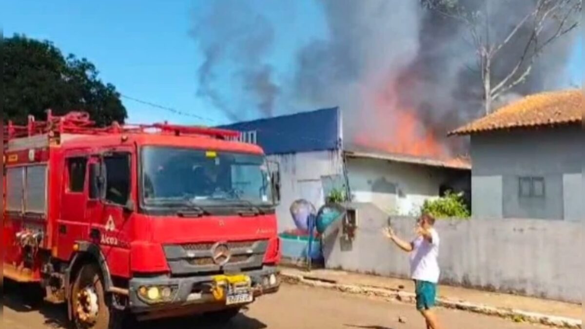 Pega fogo o antigo prédio da prefeitura de Juruti no Pará