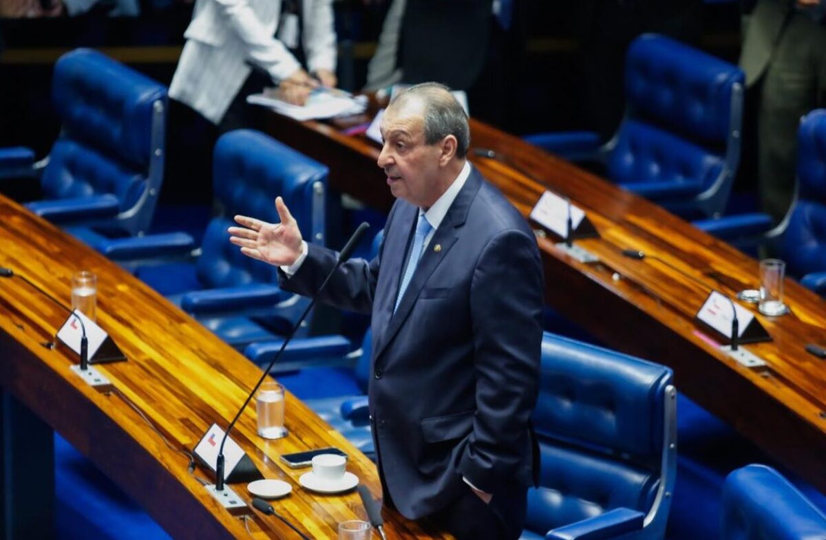 Aziz está na lista dos monitorados pela 'Abin paralela' de Bolsonaro