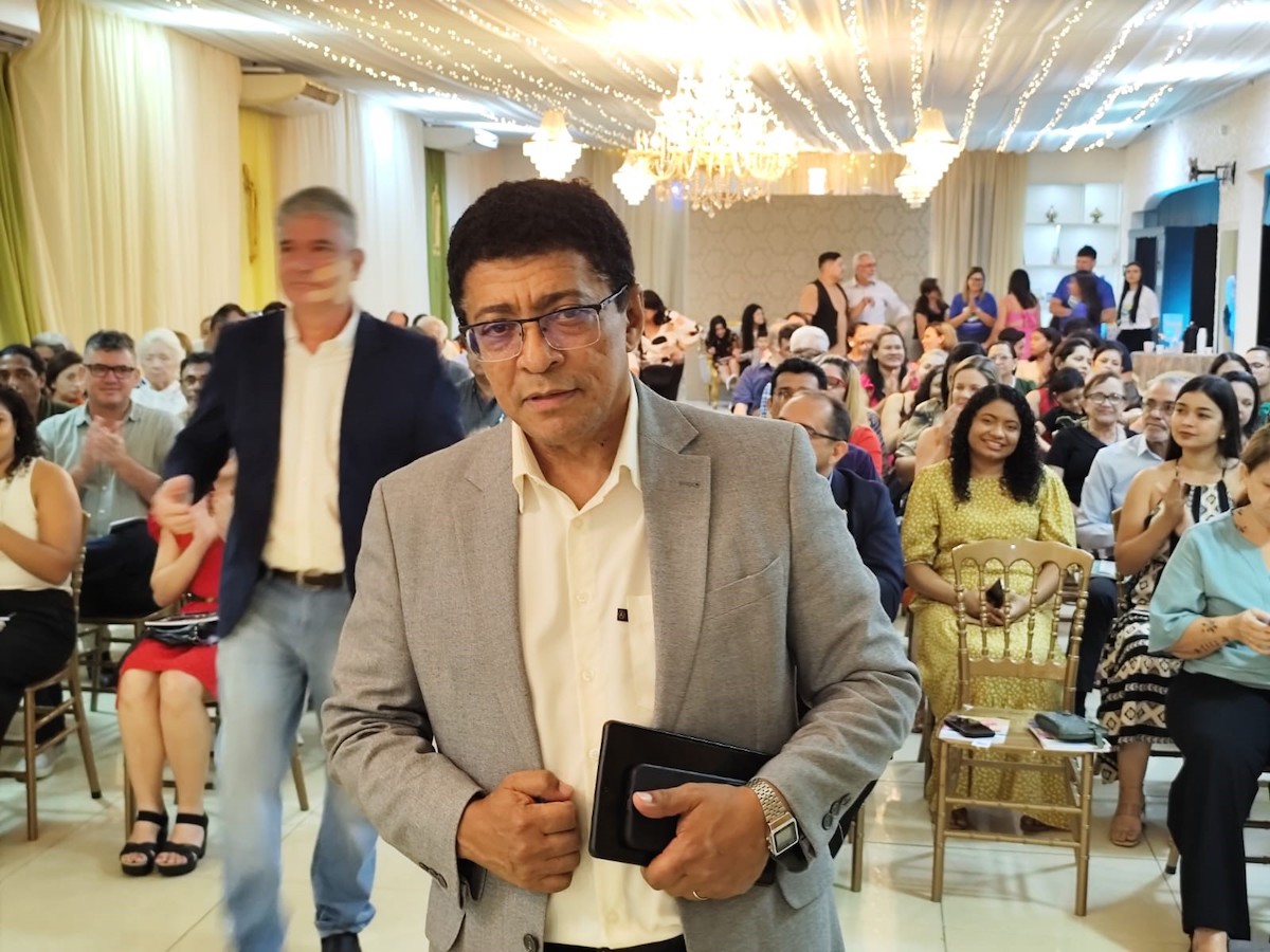 Poeta Carlos Guedelha em lançamento do livro Açu/mirim (Editora Manauara), lançado ontem, no Buffet Excelência (rua Curitiba, Nossa Senhora das Graças).