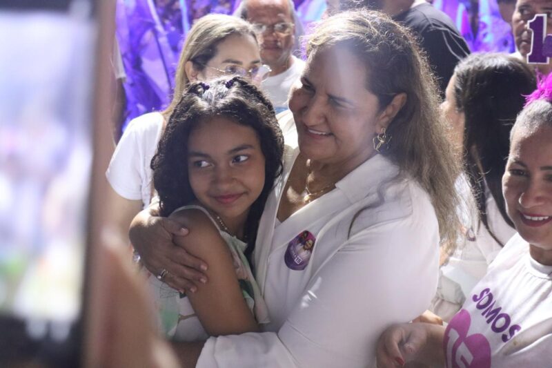 Professora Áurea faz comício histórico em Eirunepé