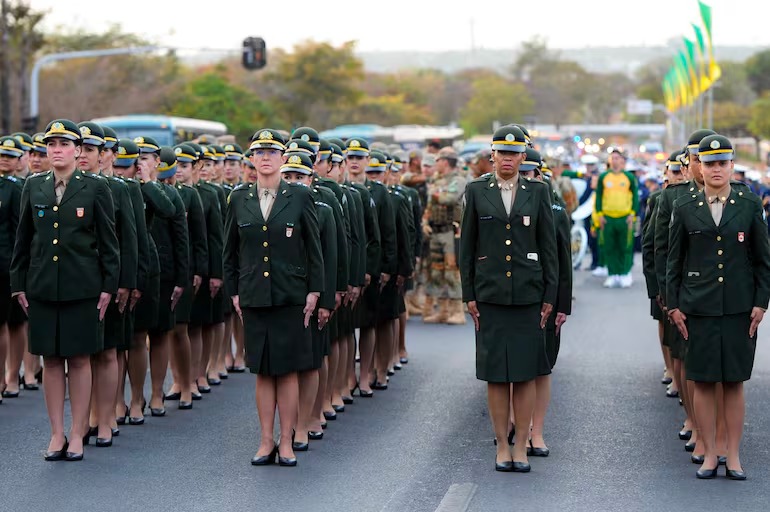 Serviço militar feminino voluntário agora é lei