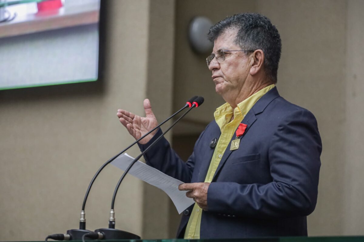 Prefeito de Santo Antônio do Içá recebe Medalha Ruy Araújo, da ALE-AM