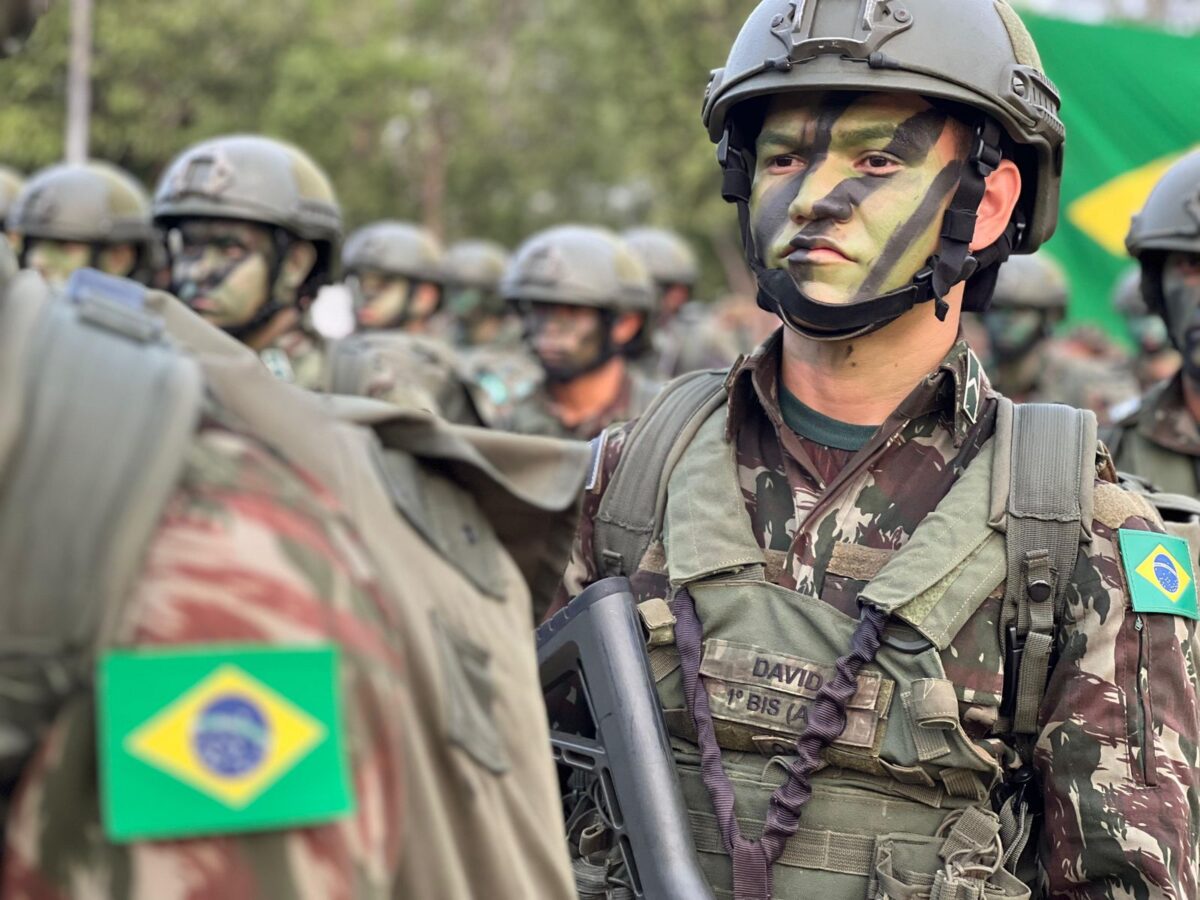 CMA realiza desfile militar em comemoração ao Dia do Soldado