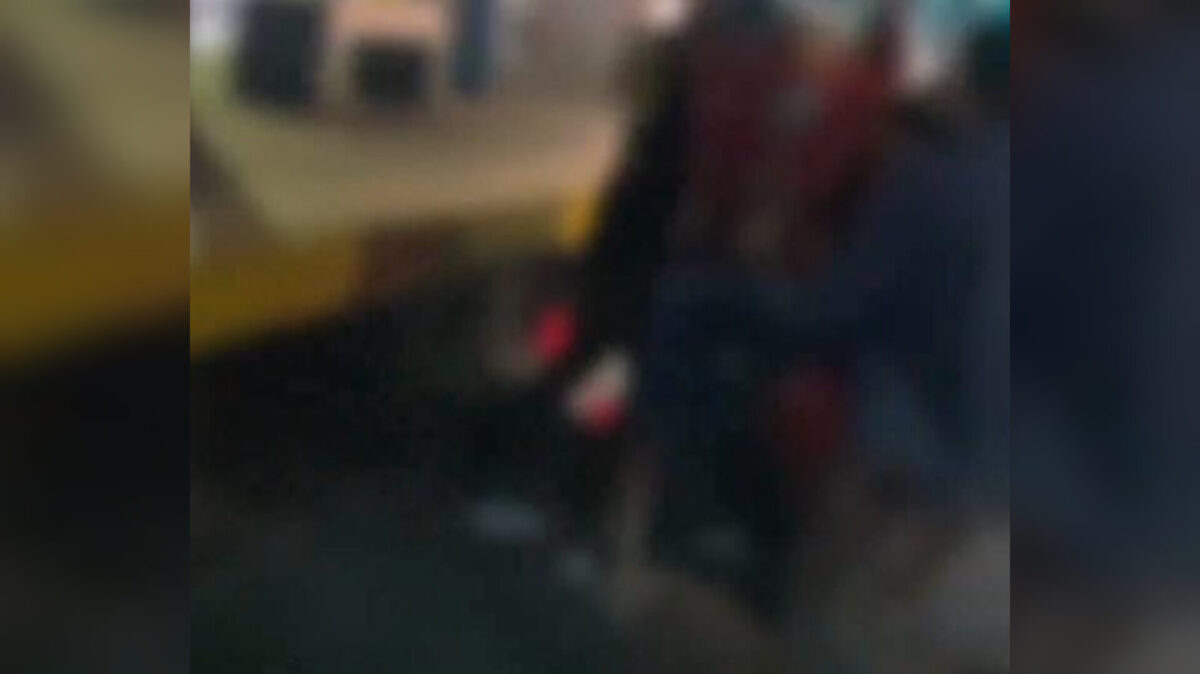 Manaus insegura: homem é perseguido e linchado por motoqueiros de entregas