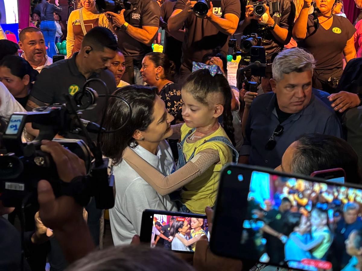 Ex-primeira-dama protagonizou clássica foto de campanha ao tomar uma criança no colo em sua passagem pela capital do Amazonas