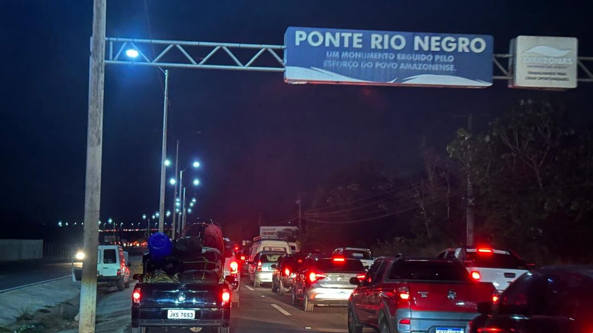 Ponte Rio Negro: volta a Manaus do feriadão causa 30 quilômetros de engarrafamento