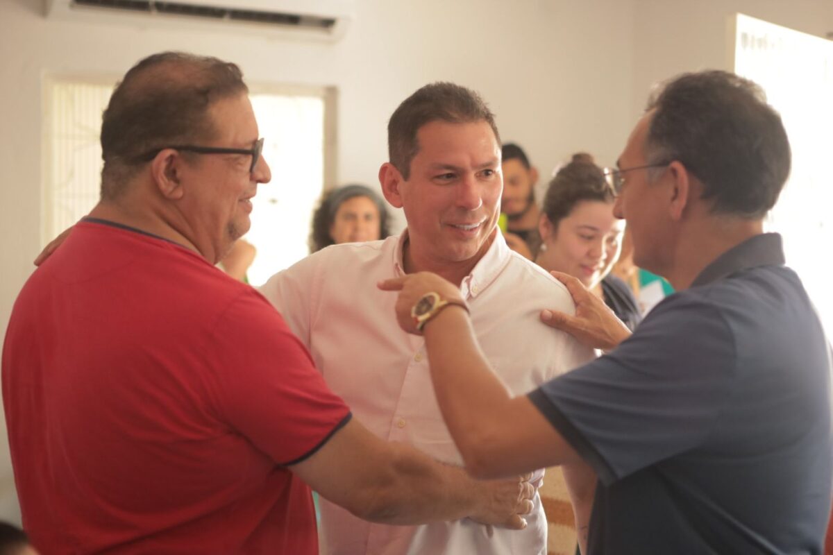 A professores de Manaus, petista fala em aumento real anualmente