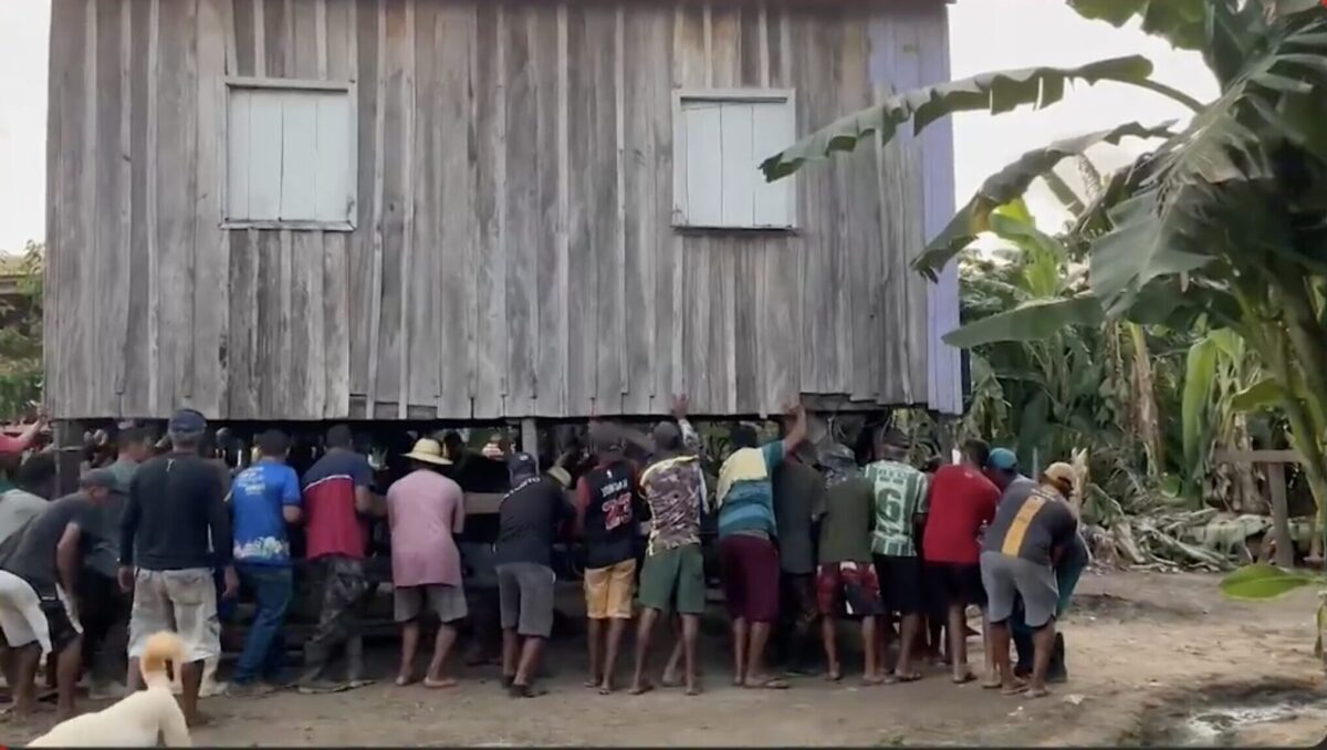 Moradores retiram casas de área de risco deslizamentos de terra