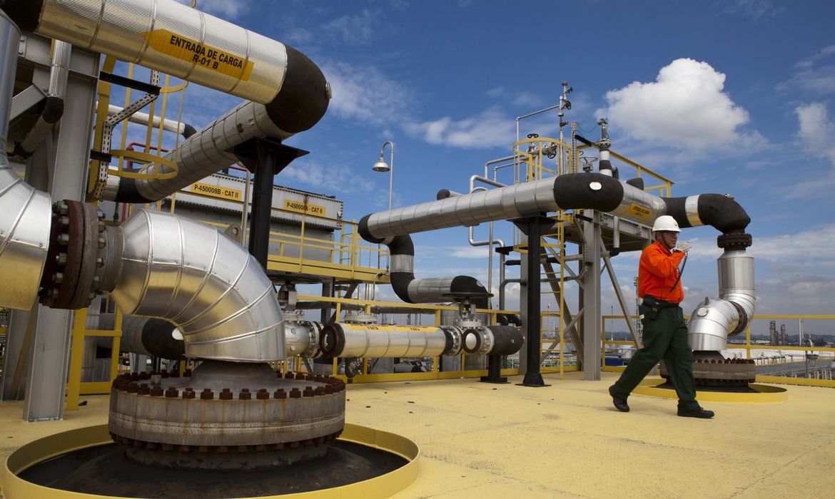Gás natural vai cair de preço e Petrobrás premiará distribuidoras