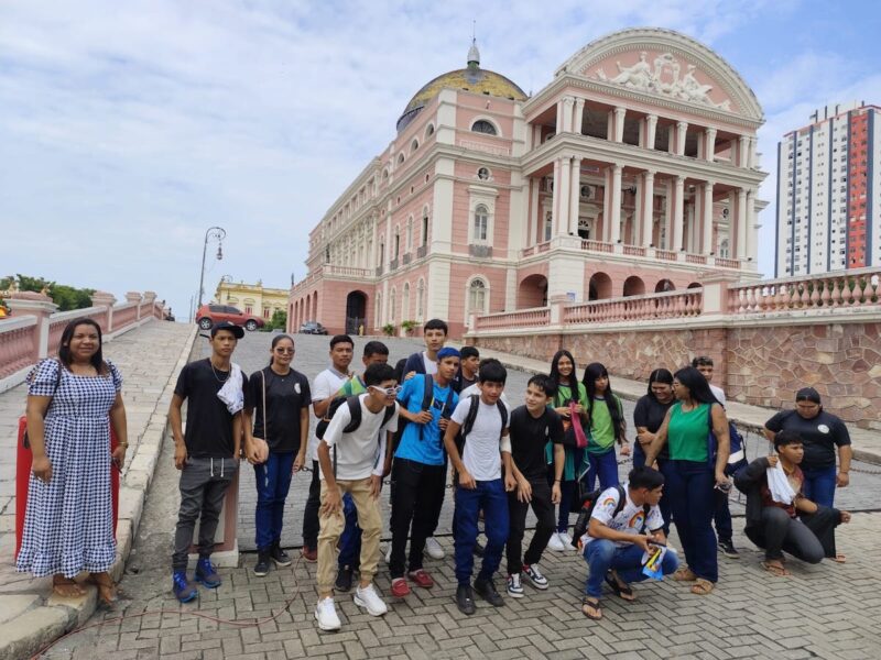 Estudantes do Janauari visitam o Teatro Amazonas