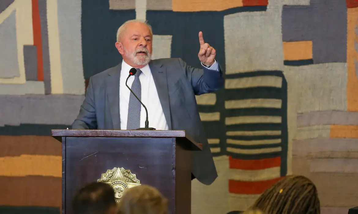 Lula diz que extrema direita negacionista põe democracia em risco