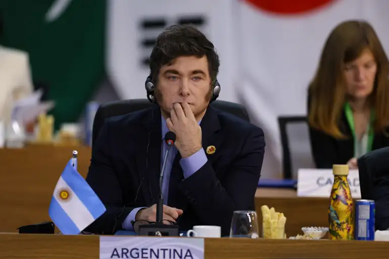 Contra Milei, centrais sindicais param Argentina em greve geral