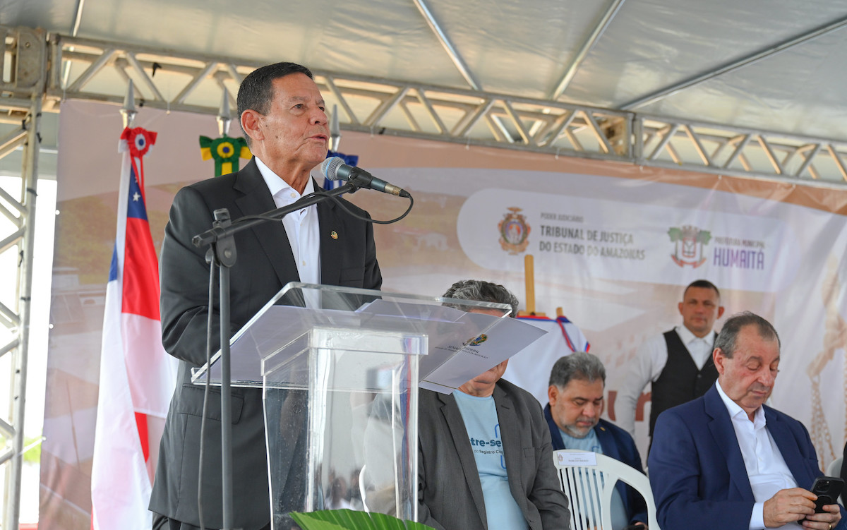 Humaitá, 15/05/2025. O presidente do Tribunal de Justiça do Amazonas, desembargador Jomar Fernandes, inaugurou na manhã desta quinta-feira, dia 15 de maio de 2025, o novo Fórum de Justiça de Humaitá que recebeu o nome do ex-presidente da Corte, Desembargador Hamilton Mourão. Familiares do magistrado homenageado, dentre eles o senador Hamilton Mourão, participou da cerimônia que contou com várias autoridades do Estado, do Município, do Judiciário e do Legislativo local e nacional. Foto: Chico Batata