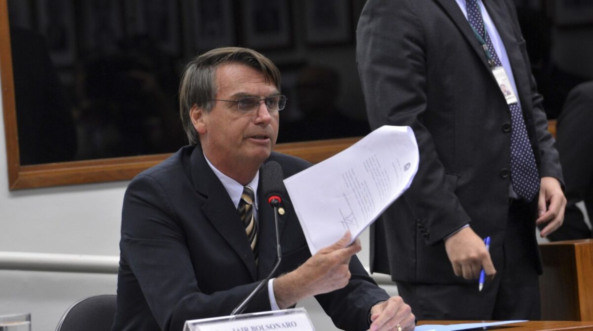 Bolsonaro terá 'acesso integral' a provas do processo do golpista, decide Moraes