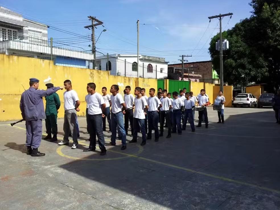 Governador lança programa de escolas cívico-militares no Amazonas