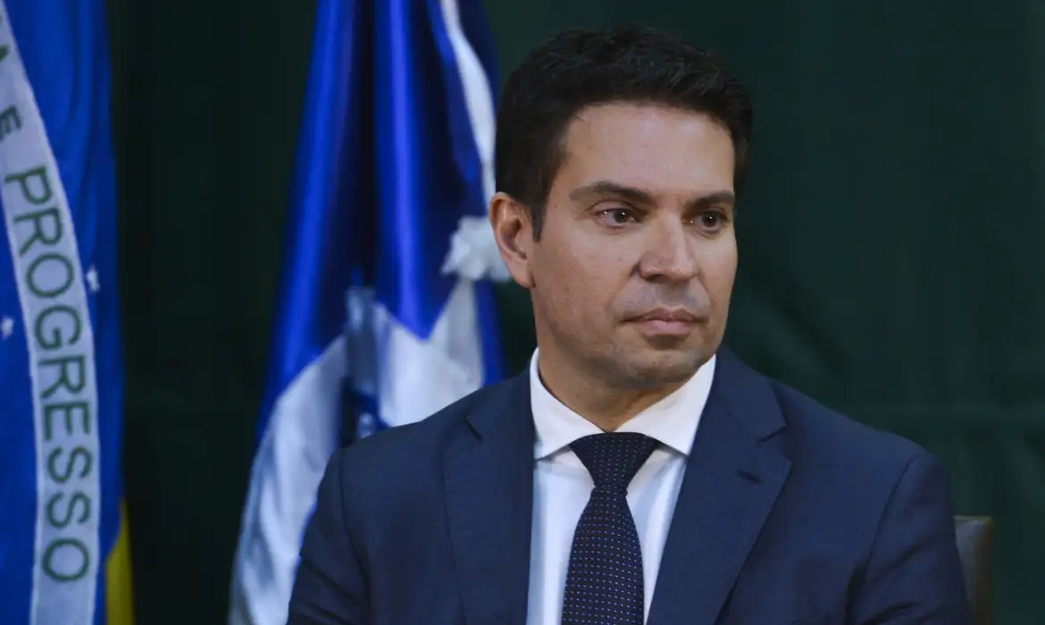 Bancada do Amazonas racha votos para livrar Ramagem no STF