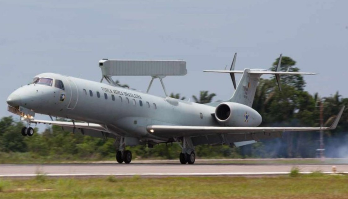 Avião E-99, da FAB, constata e destrói 94% do garimpo na terra ianomâmi