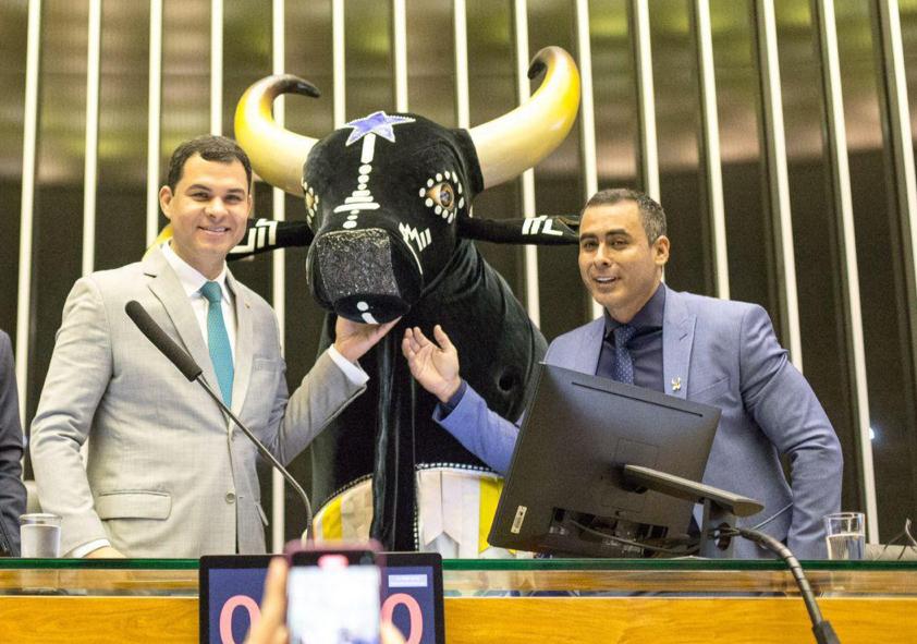 Caprichoso e Garantido em homenagem na Câmara dos Deputados