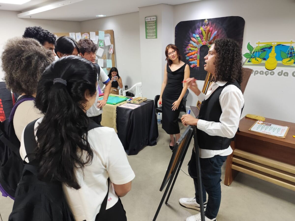 Pedagogia da UEA explica em shopping que matemática não é difícil