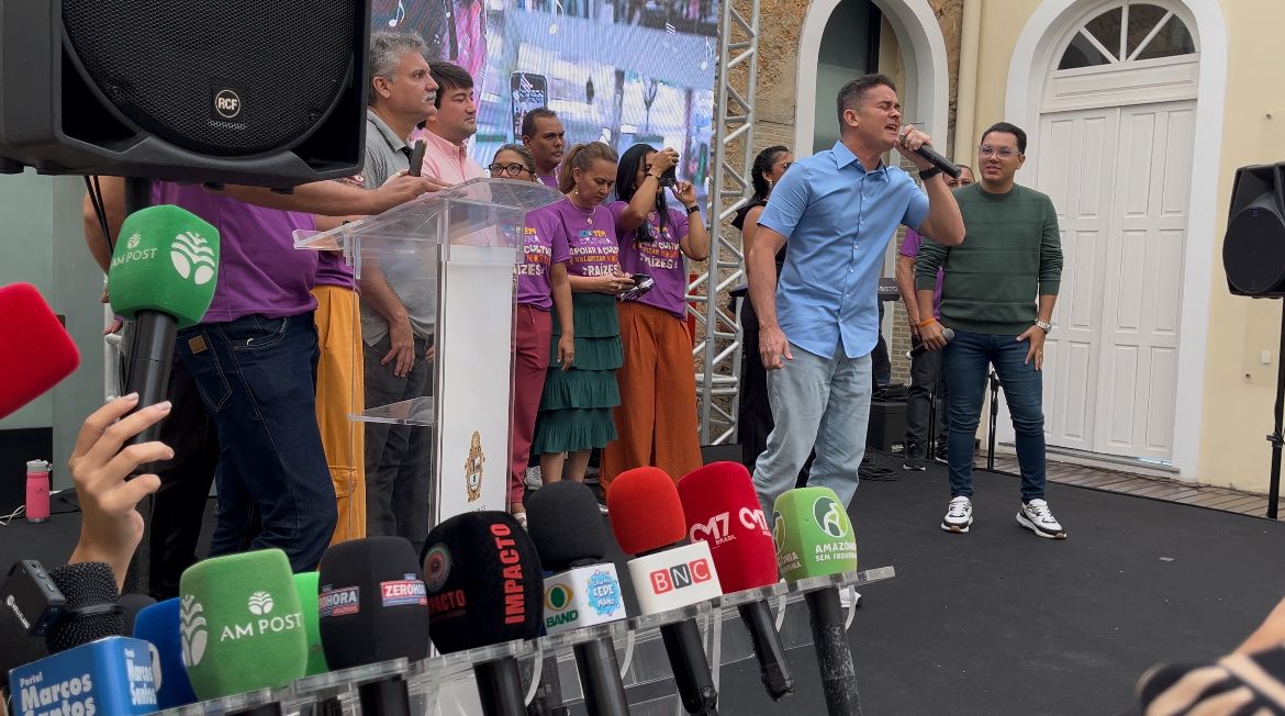 David Almeida solta a voz e canta 'que não tem tempo a perder'
