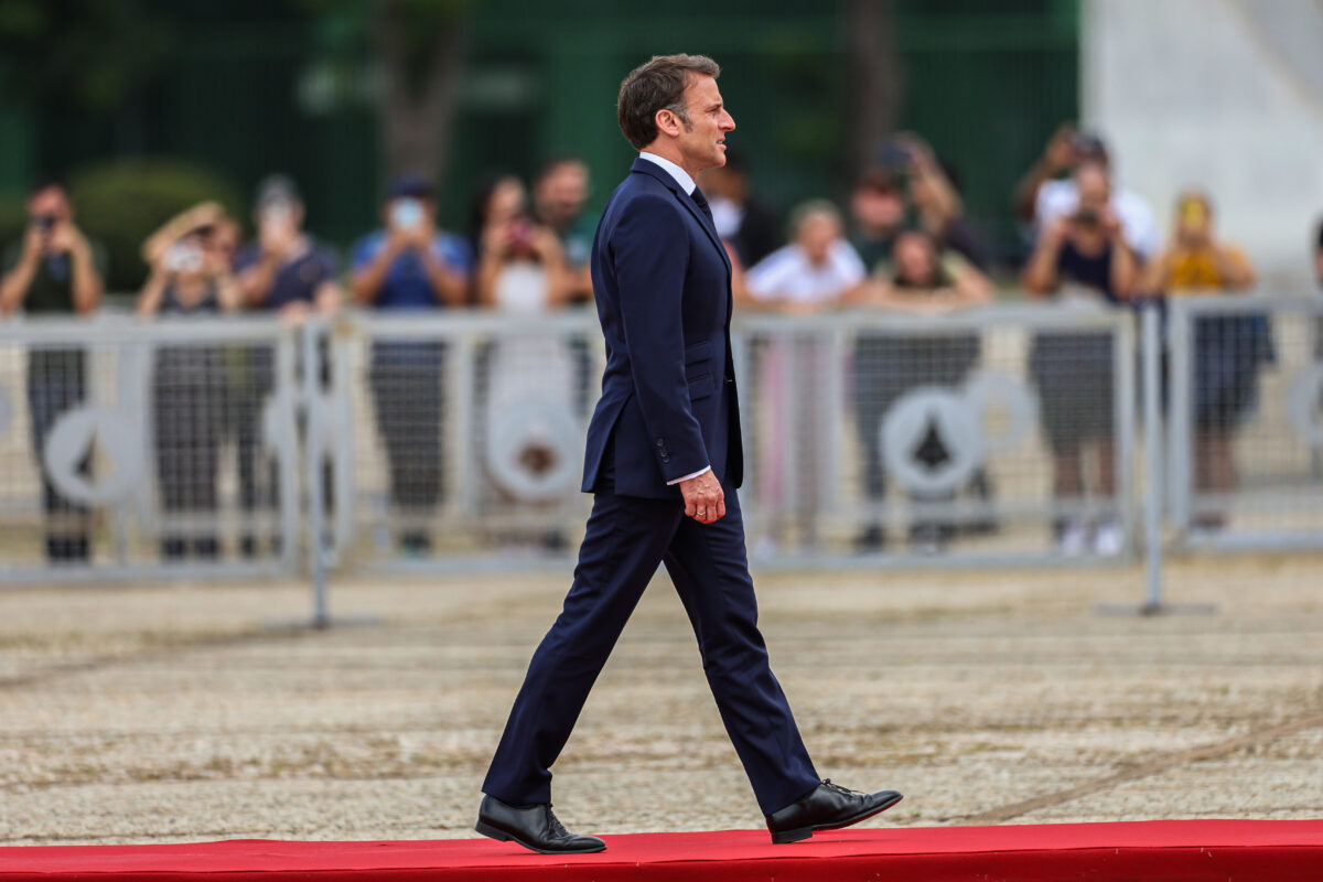 Após esposa o agredir, Macron diz que era brincadeira