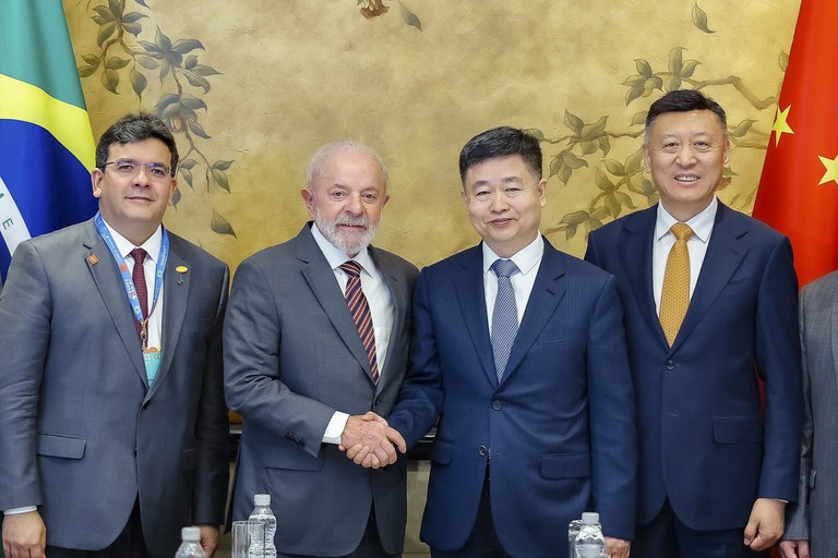 Lula fecha com China negócio de US$ 1 bi para combustível de aviação