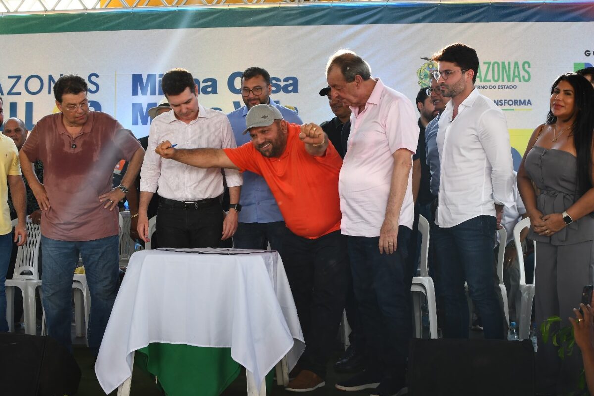 Evento com ministro de Lula, governador, senadores e o prefeito Nickson Marreira anunciou construção de 400 casas.