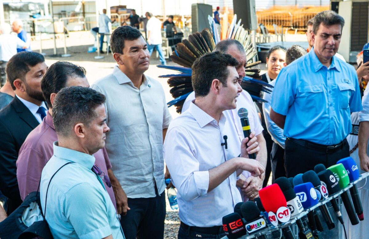 Ministro sugere prêmio a Jesus Alves por obra residencial