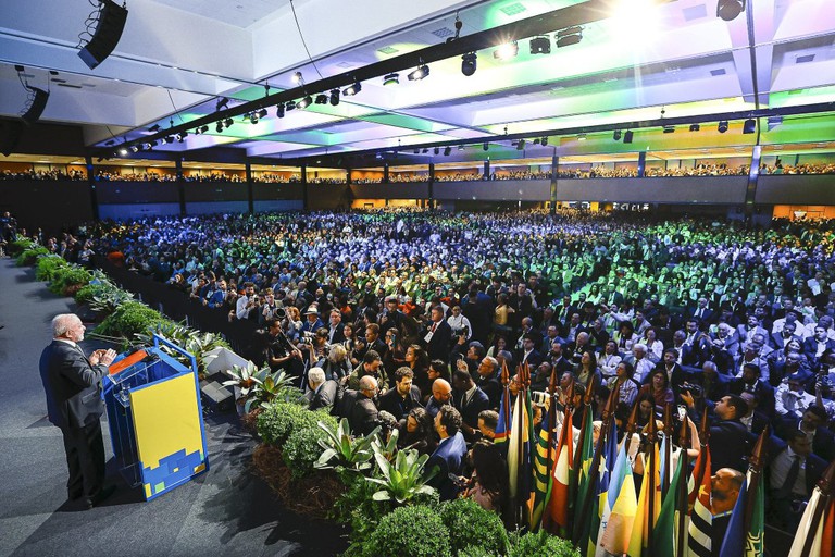 Lula diz a prefeitos em Brasília que atende a todos, sem olhar partido