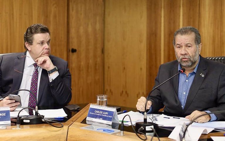 Lula demite por fraude no INSS, mas Previdência não sai das mãos de Lupi