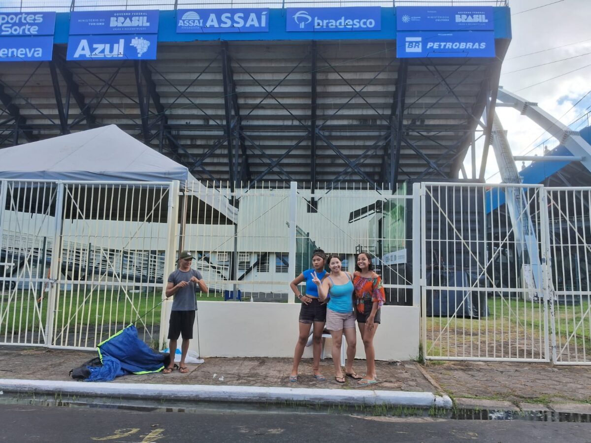 Chegaram os primeiros da fila da galera do Caprichoso