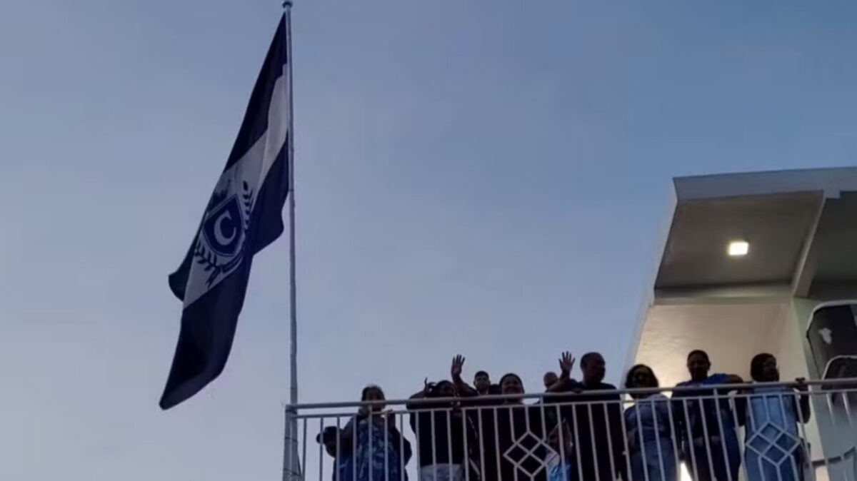 Festival de Parintins: azul tremula em 'embaixada' no território vermelho