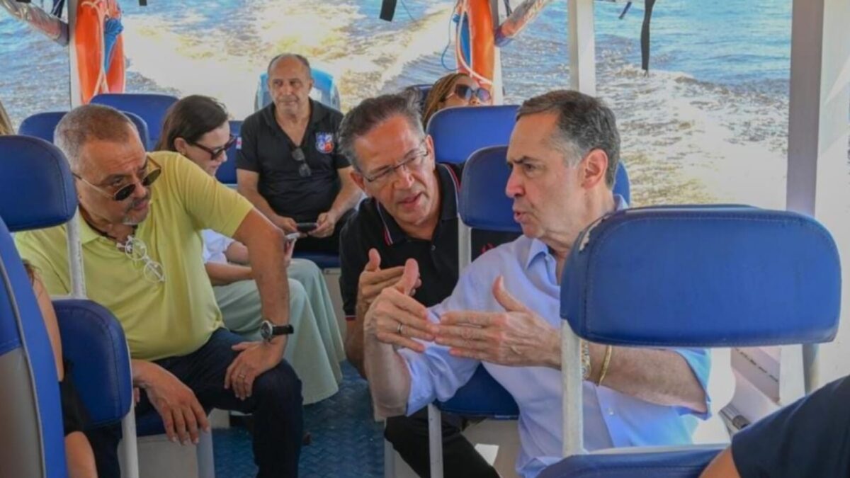 Presidente do STF passeia pelos lagos de Parintins