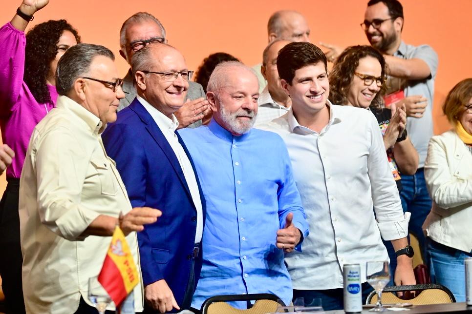 Em evento com Lula e Motta, João Campos assume comando do PSB