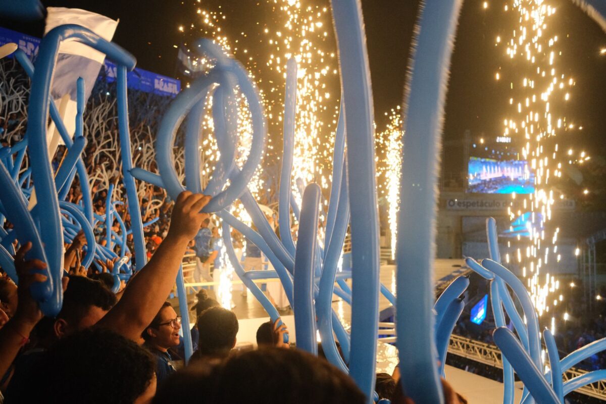 Caprichoso lota bumbódromo no ensaio de arena