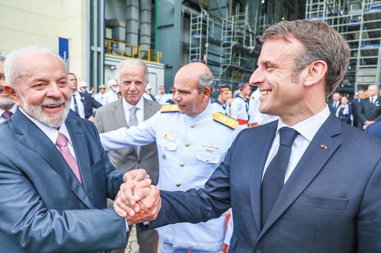 Lula vai à França e aborda temas de economia, defesa e cultura