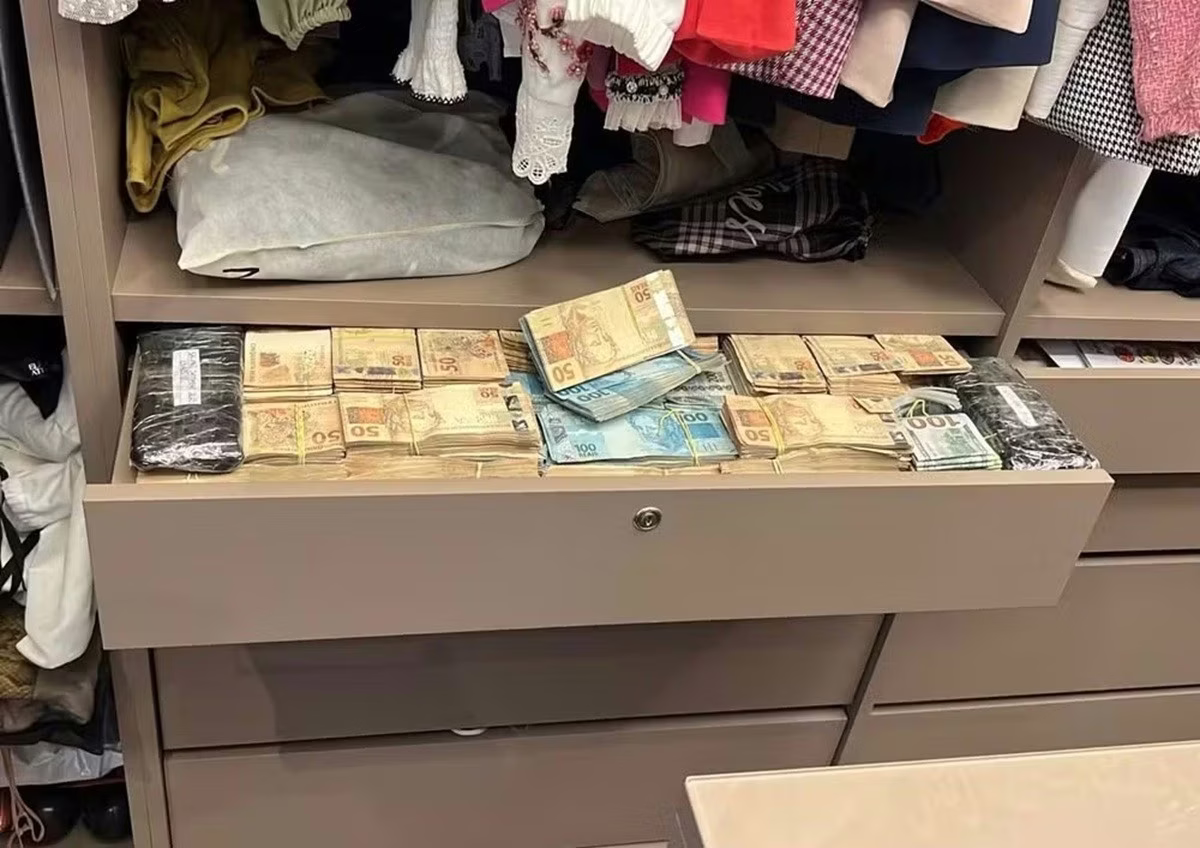 PF encontra maços de dinheiro em casa de ex-prefeito