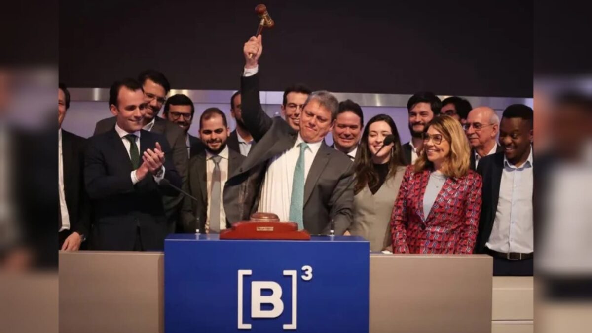 Tarcísio de Freitas contraria a tendência internacional