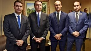 'Família (a sua) acima de todos' é lema de Bolsonaro para se manter vivo