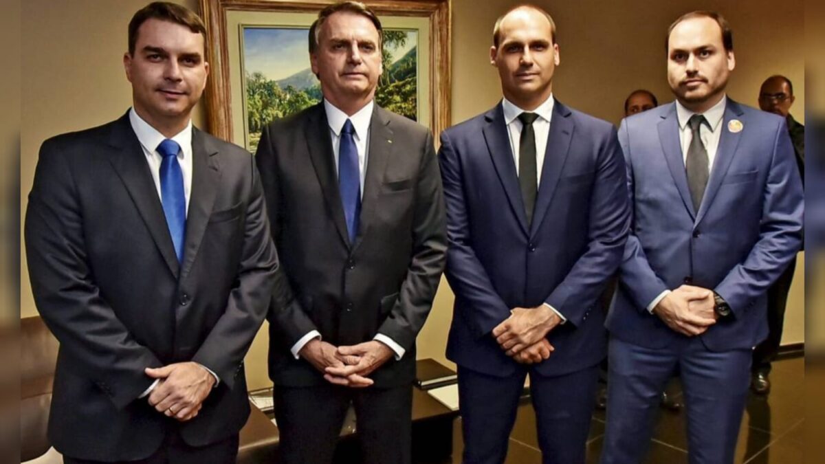 'Família (a sua) acima de todos' é lema de Bolsonaro para se manter vivo