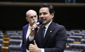 Alberto Neto cobra explicações sobre crise na Força Aérea Brasileira