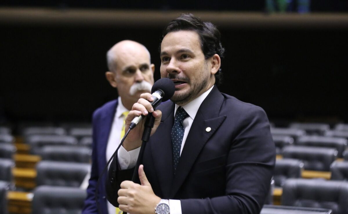 Alberto Neto cobra explicações sobre crise na Força Aérea Brasileira